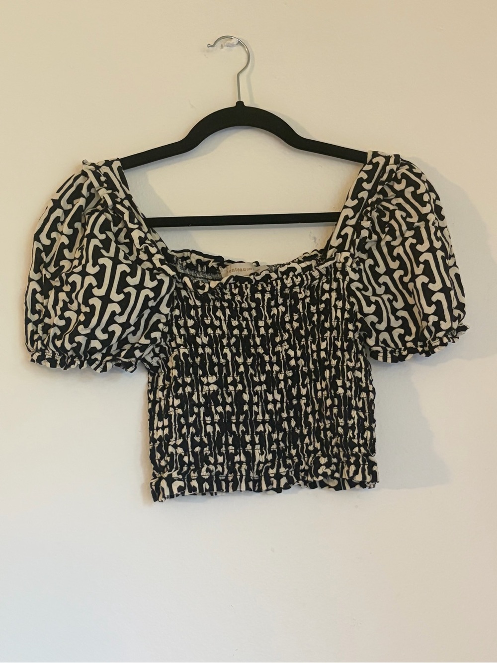 Monteau Smocked Los Angeles Puff Sleeve Crop Top in Black & White